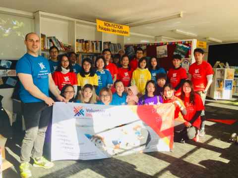 Chinese Alumni Club working bee at Dominion Road Primary School, Mt Roskill