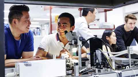 International students are pictured at the Auckland Bioengineering Institute