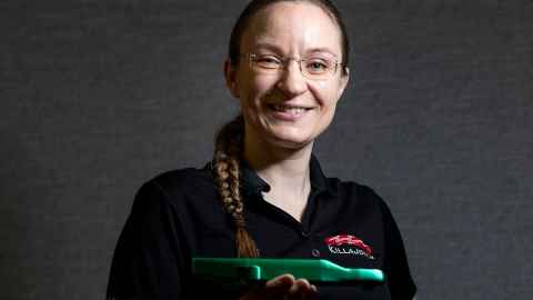 Eva Hakansson with a 3D model of Green Envy.