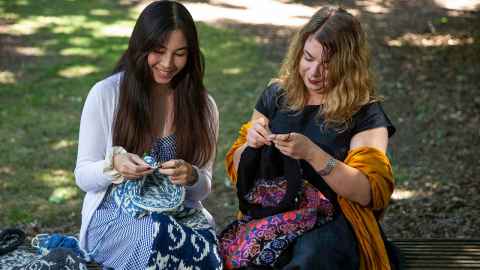 Mei Gillespie and her 2020 English tutor Agnieszka Zabicka knitting together.
