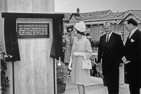 Queen Elizabeth II unveils a plaque to officially open the School of Medicine in March 1970.