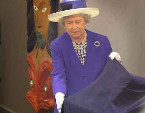 The Queen unveils the plaque at Liggins Institute in 2002. 