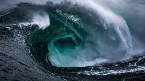 Image of a huge wave in the ocean